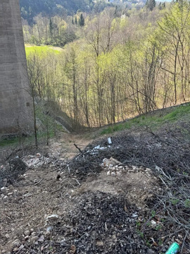 GRADBENI ODPADKI POD VIADUKTOM (VO MOSTE)